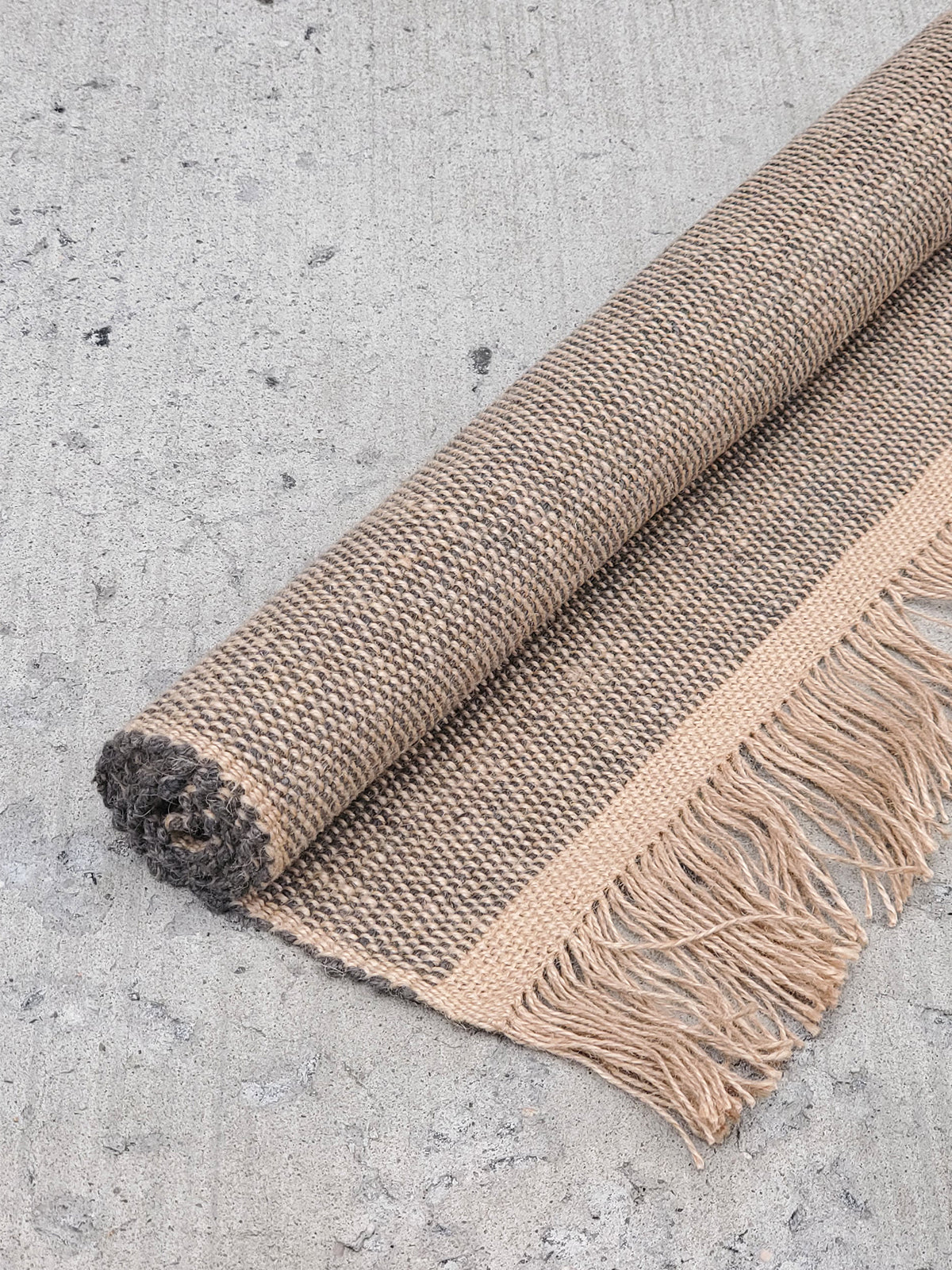 Lifestyle Details - Goldilocks Jute Rug in Gray